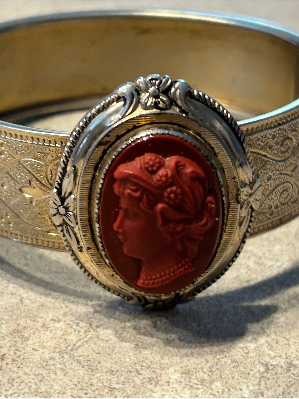 VTG Red Cameo Silver-Tone Bangle Bracelet - Elegant Women Jewelry